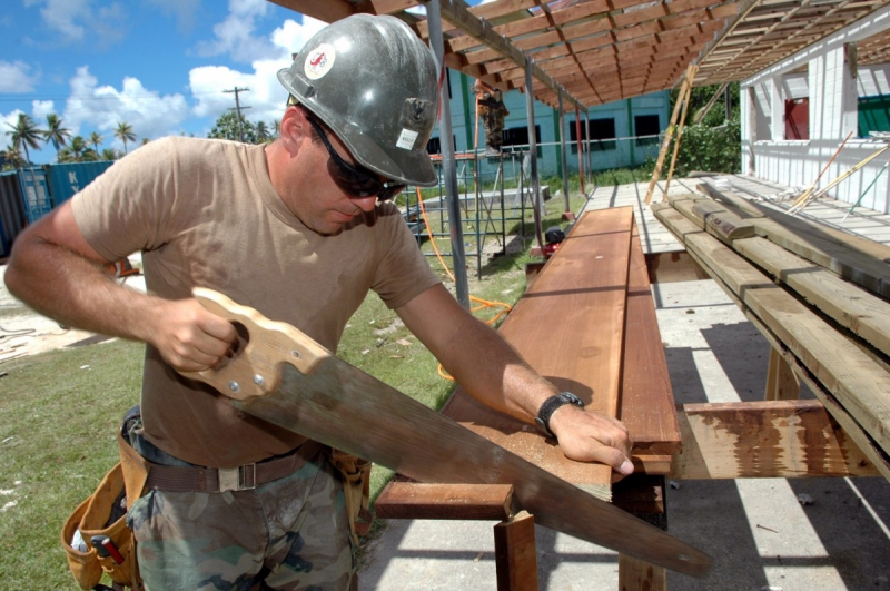 menuisier-ARTIGUES-min_worker_construction_building_carpenter_male_job_build_helmet-893290